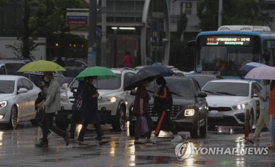 태풍 영향으로 5일 부산 지역에 비가 내리고 있다. 연합뉴스
